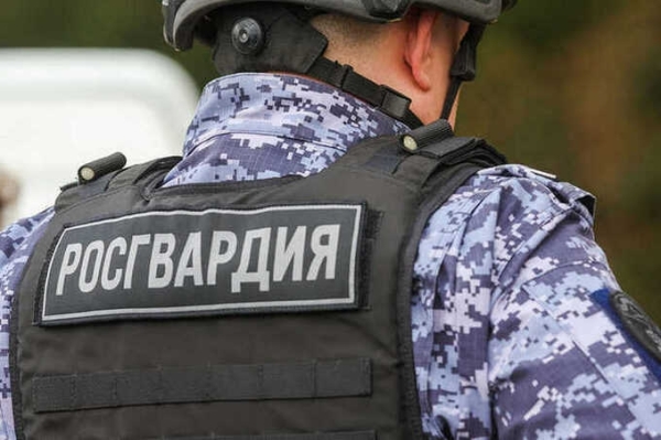 Военная техника на улицах и патрули на воде: спецслужбы и Росгвардия полностью заблокировали набережные Москвы